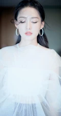 李沁白裙搭配大耳环自带仙气唯美高清写真图片
