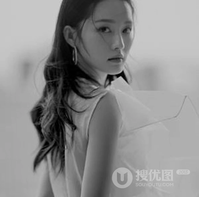 李沁白裙搭配大耳环自带仙气唯美高清写真图片