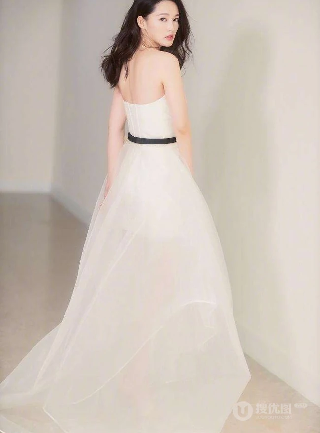 李沁白裙搭配大耳环自带仙气唯美高清写真图片