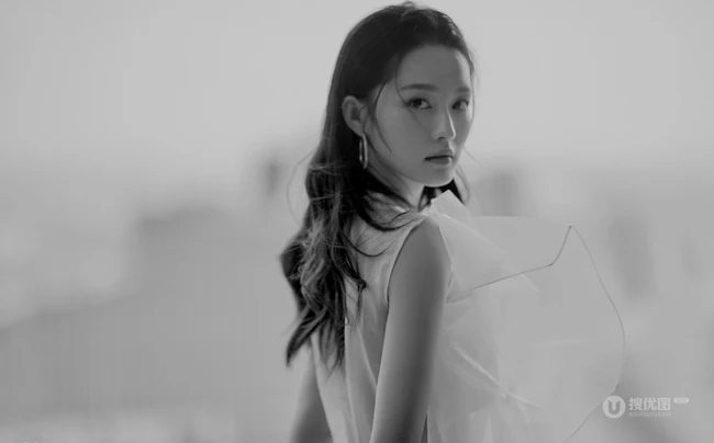 李沁白裙搭配大耳环自带仙气唯美高清写真图片