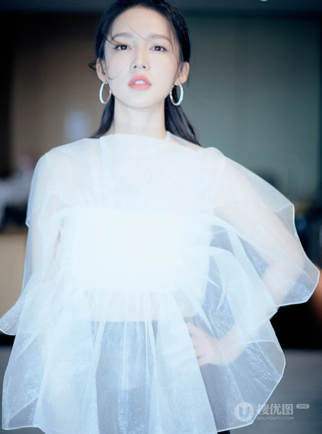 李沁白裙搭配大耳环自带仙气唯美高清写真图片