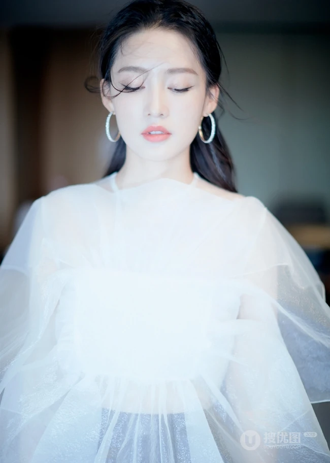 李沁白裙搭配大耳环自带仙气唯美高清写真图片