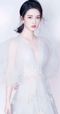 李沁白裙搭配大耳环自带仙气唯美高清写真图片