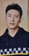 黄景瑜秋装卫衣长裤清爽运动装扮写真图片