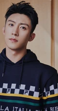 黄景瑜秋装卫衣长裤清爽运动装扮写真图片