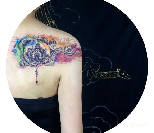 清新淡雅的莲花纹身女图案，出淤泥而不染的莲花美图 第3张