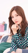 白石麻衣头靠松村沙友理肩部，两人亲密合拍如同好闺蜜