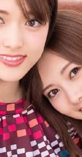 白石麻衣头靠松村沙友理肩部，两人亲密合拍如同好闺蜜