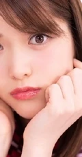 白石麻衣头靠松村沙友理肩部，两人亲密合拍如同好闺蜜
