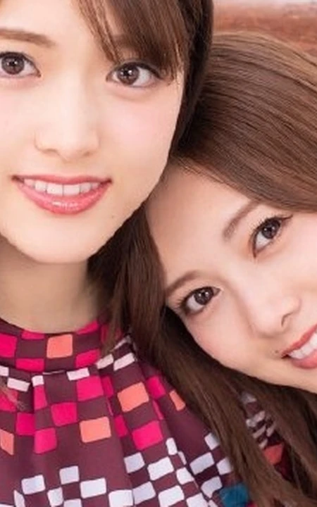 白石麻衣头靠松村沙友理肩部，两人亲密合拍如同好闺蜜