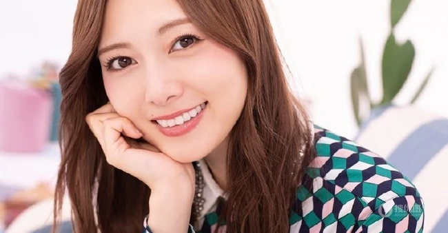 白石麻衣头靠松村沙友理肩部，两人亲密合拍如同好闺蜜
