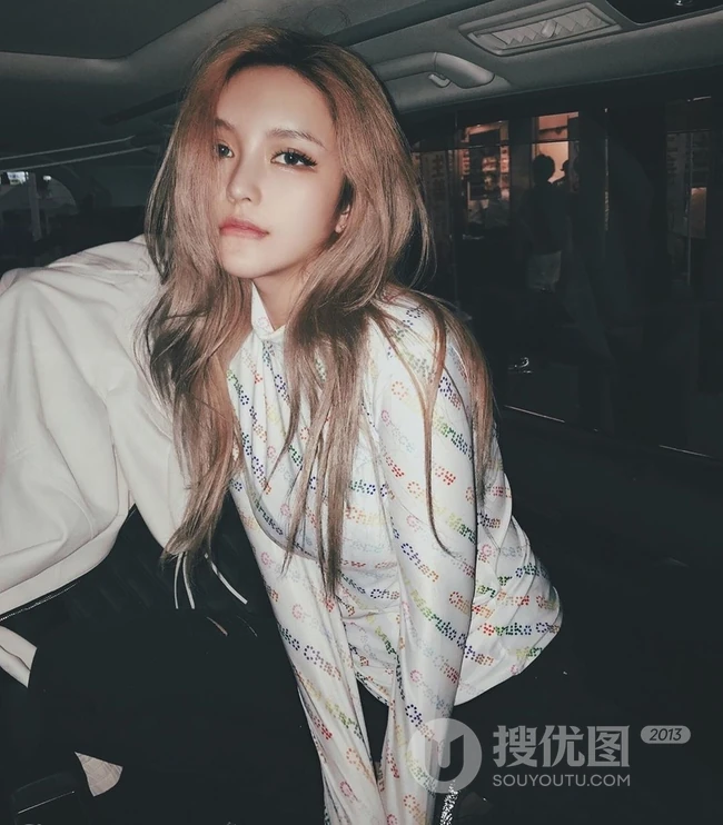 周扬青运动穿搭车内拍照，金色长发发型气场十足 第1张