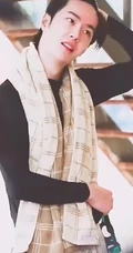 王一博穿泳衣参加某节目，发型打湿凌乱垂落照样有型