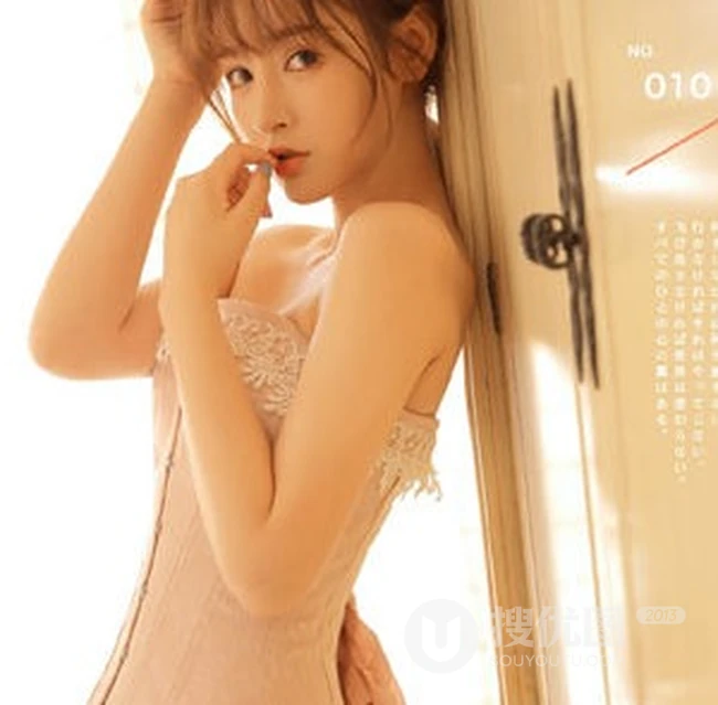 空气刘海长发少女紧身礼裙蕾丝裙诱人线条白腿室内写真