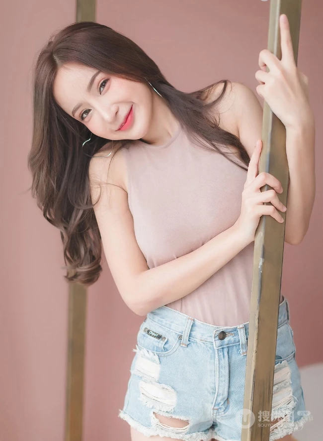 泰国女生fearythanyarat气质连衣裙、紧身热裤等写真图片