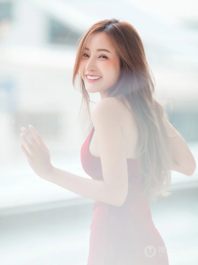 泰国女生fearythanyarat气质连衣裙、紧身热裤等写真图片