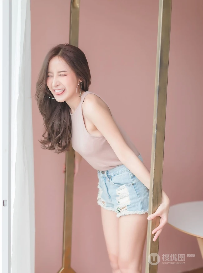 泰国女生fearythanyarat气质连衣裙、紧身热裤等写真图片