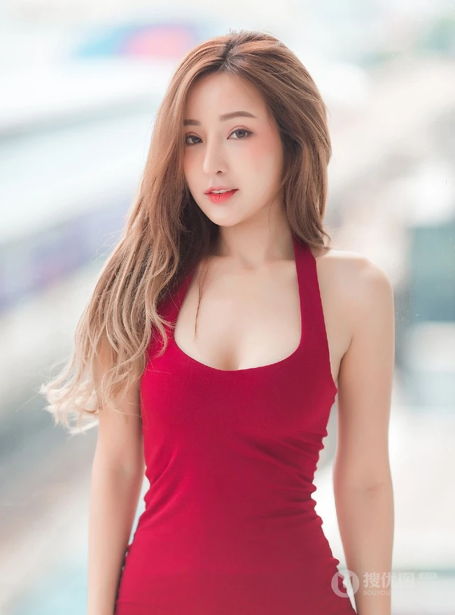 泰国女生fearythanyarat气质连衣裙、紧身热裤等写真图片
