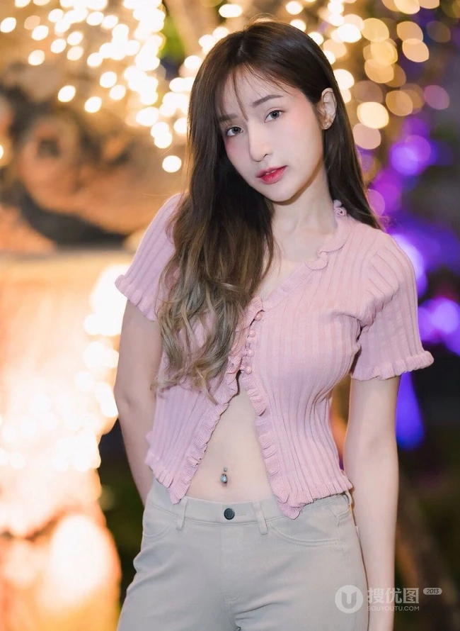 泰国女生fearythanyarat气质连衣裙、紧身热裤等写真图片