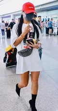 黑美人吉克隽逸现身机场，头戴小红帽口罩包裹严实只露线条感