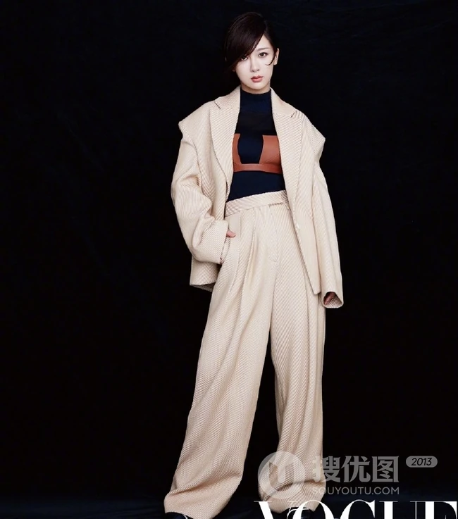 杨紫时尚着装戴帽杂志写真大片，刘海遮眼表情挺高冷