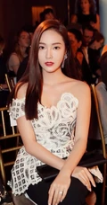 郑秀妍白色刺绣镂空上衣搭黑裤出席活动，大秀动人气质美肩