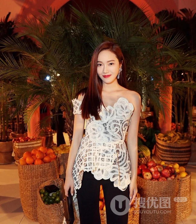 郑秀妍白色刺绣镂空上衣搭黑裤出席活动，大秀动人气质美肩