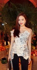 郑秀妍白色刺绣镂空上衣搭黑裤出席活动，大秀动人气质美肩
