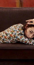 迪丽热巴碎花上衣衫牛仔裤时尚好看写真，长发披肩气质出众