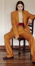 迪丽热巴碎花上衣衫牛仔裤时尚好看写真，长发披肩气质出众