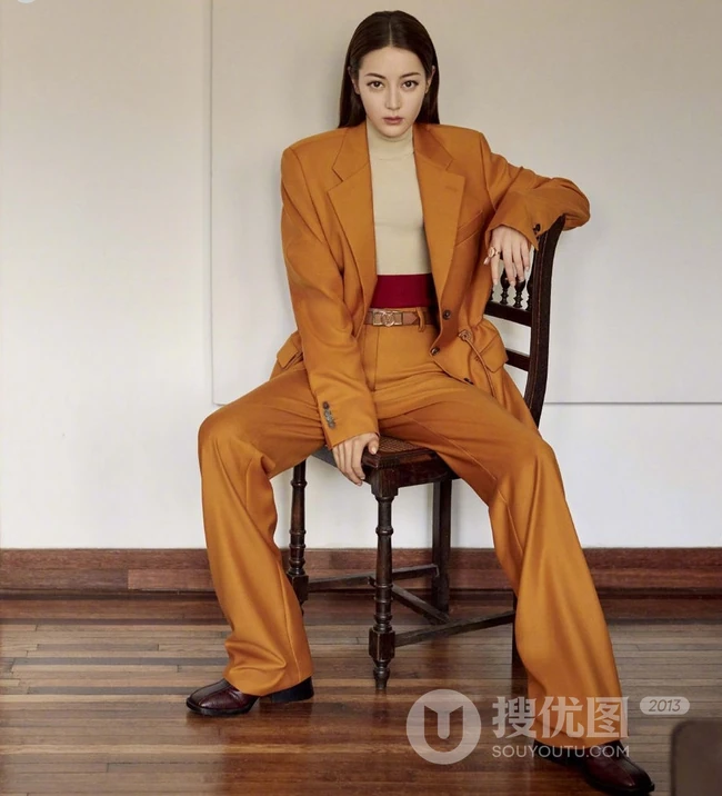 迪丽热巴碎花上衣衫牛仔裤时尚好看写真，长发披肩气质出众