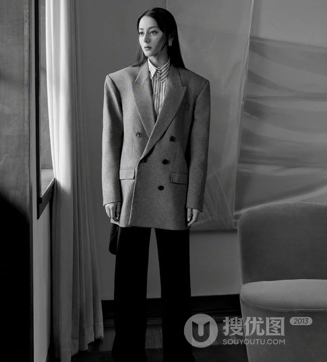 迪丽热巴碎花上衣衫牛仔裤时尚好看写真，长发披肩气质出众