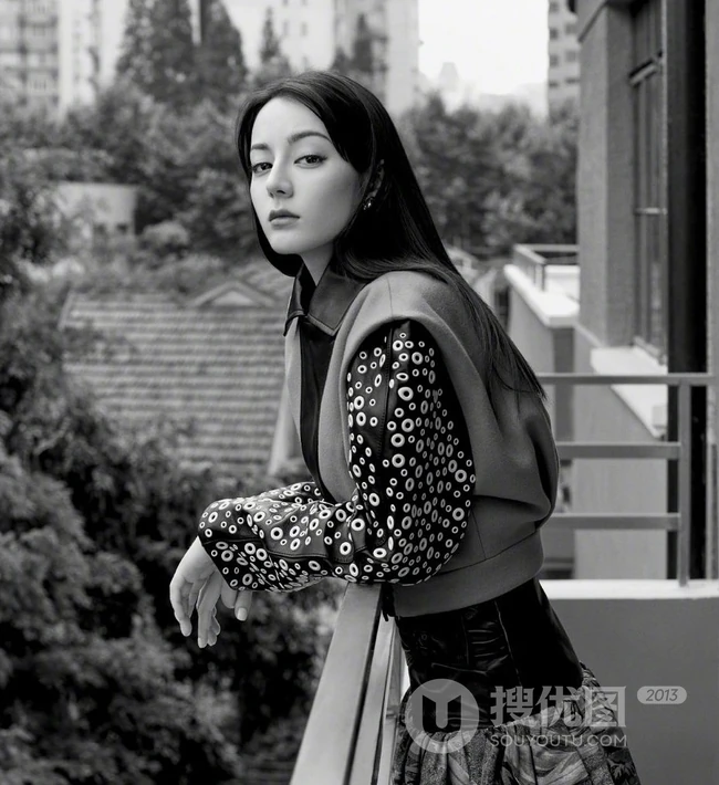迪丽热巴碎花上衣衫牛仔裤时尚好看写真，长发披肩气质出众