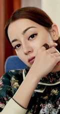 迪丽热巴碎花上衣衫牛仔裤时尚好看写真，长发披肩气质出众