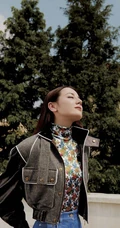 迪丽热巴碎花上衣衫牛仔裤时尚好看写真，长发披肩气质出众