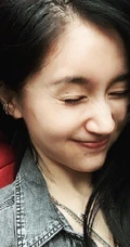 王子文身穿牛仔衣长发垂肩车内自拍图片，嘟嘴皱眉搞怪可爱