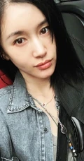 王子文身穿牛仔衣长发垂肩车内自拍图片，嘟嘴皱眉搞怪可爱