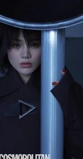 马思纯刘海遮眼化身机车女孩杂志写真，皮衣皮靴造型很酷很日系