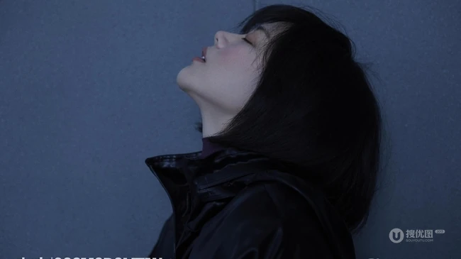 马思纯刘海遮眼化身机车女孩杂志写真，皮衣皮靴造型很酷很日系