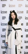 邱淑贞大女儿沈月微博晒自拍，小女已经长大神似邱淑贞当年