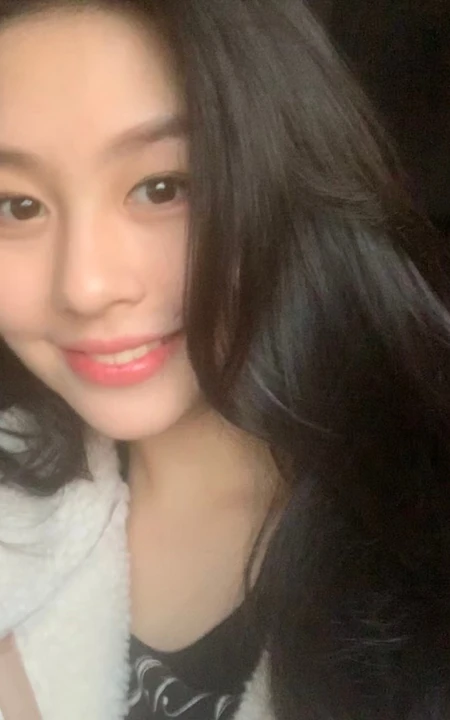 邱淑贞大女儿沈月微博晒自拍，小女已经长大神似邱淑贞当年