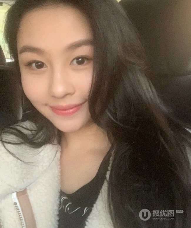 邱淑贞大女儿沈月微博晒自拍，小女已经长大神似邱淑贞当年