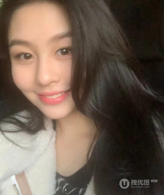 邱淑贞大女儿沈月微博晒自拍，小女已经长大神似邱淑贞当年