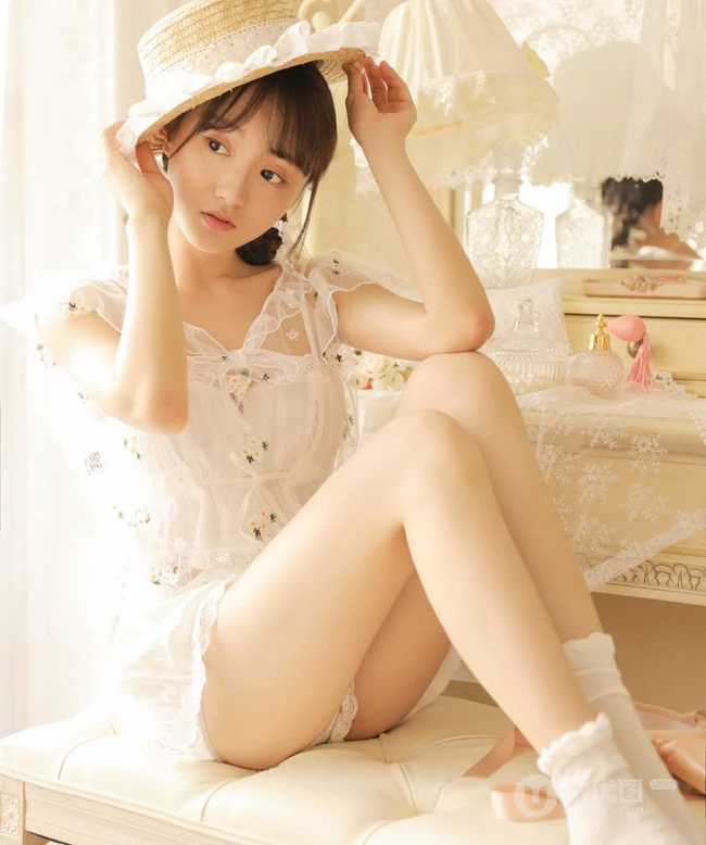 蕾丝睡裙短裤女生气质居家室内氛围秀好看线条感吸睛图片