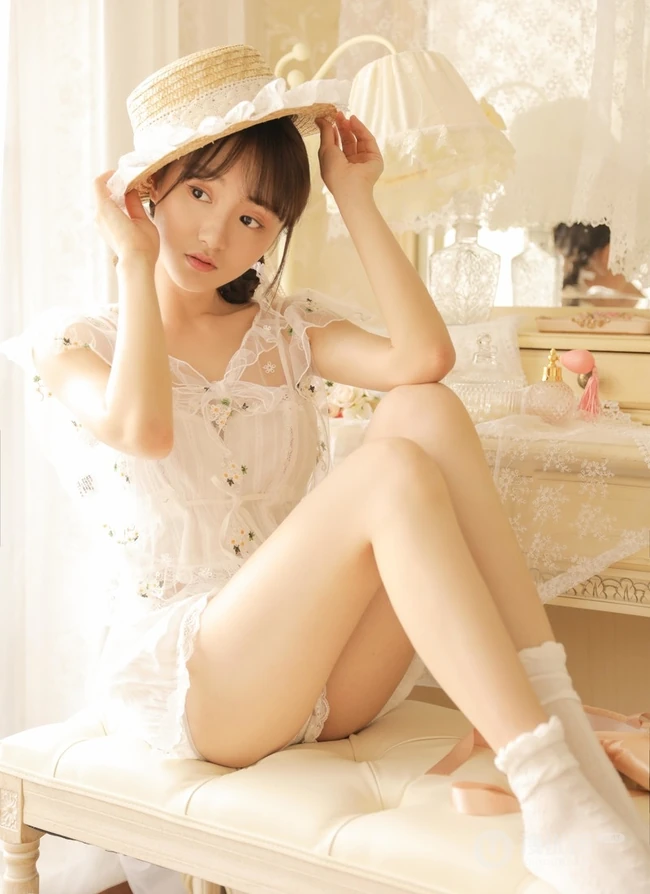 蕾丝睡裙短裤女生气质居家室内氛围秀好看线条感吸睛图片