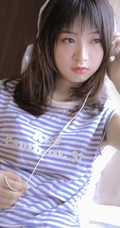 蓝白条纹T恤短裤女孩头戴耳机聆听好音乐唯美室内写真