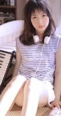 蓝白条纹T恤短裤女孩头戴耳机聆听好音乐唯美室内写真