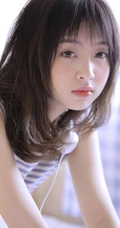 蓝白条纹T恤短裤女孩头戴耳机聆听好音乐唯美室内写真