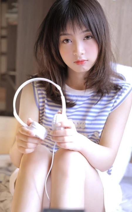 蓝白条纹T恤短裤女孩头戴耳机聆听好音乐唯美室内写真