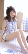 蓝白条纹T恤短裤女孩头戴耳机聆听好音乐唯美室内写真